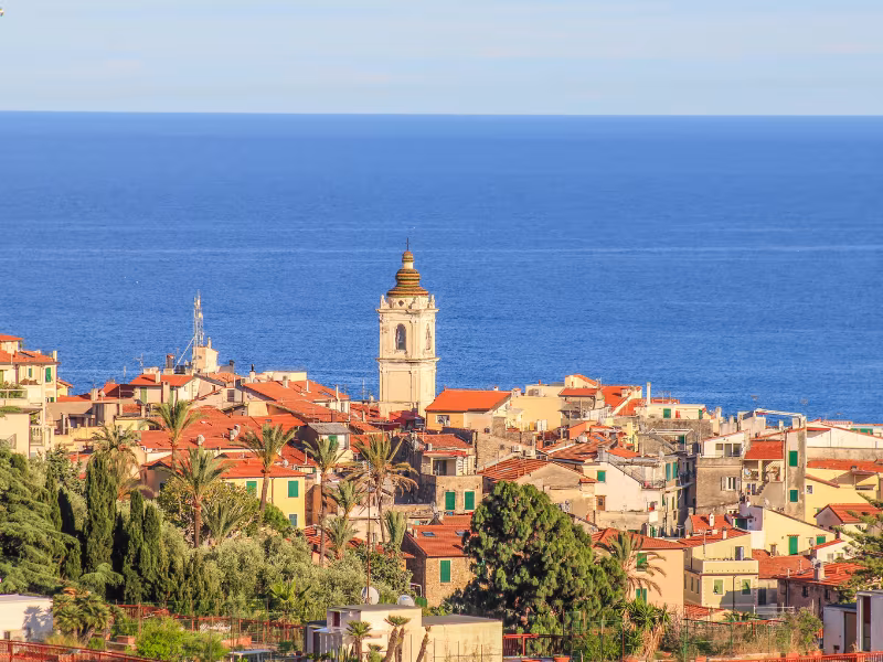 Prestigioso appartamento di 95 m² situato in Via Vittorio Emanuele II, nel cuore di Bordighera, una delle perle più raffinate della Riviera dei Fiori. L'immobile si distingue per la sua posizione stra